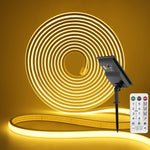 Bande lumineuse installée sous une étagère pour ambiance cosy