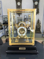Horloge de table blanche sur un bureau en bois