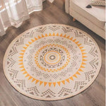 Un élégant tapis rond décoré de motifs géométriques et de motifs solaires en couleurs chaudes, créant une atmosphère chaleureuse et accueillante dans la pièce.