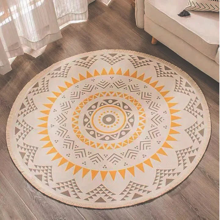 Un élégant tapis rond décoré de motifs géométriques et de motifs solaires en couleurs chaudes, créant une atmosphère chaleureuse et accueillante dans la pièce.