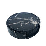 Ensemble rond de sous-verres en ardoise noire avec un motif de marbre blanc.