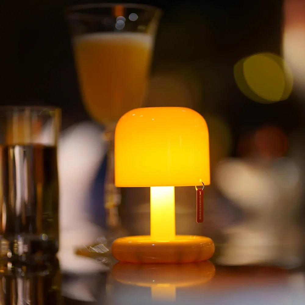 Mini lampe de table champignon allumée dans un salon