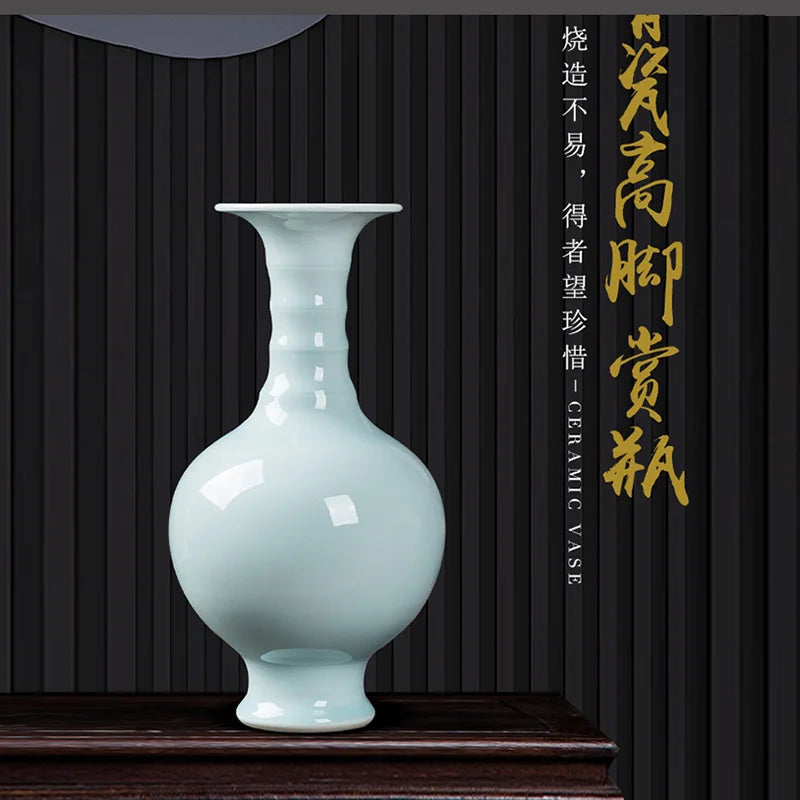 Vase en céramique blanc brillant sur une étagère en bois foncé, avec un texte chinois doré au-dessus.