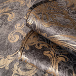 Un motif élégant et baroque aux couleurs or et gris, créant un design riche et décoratif sur le tissu.
