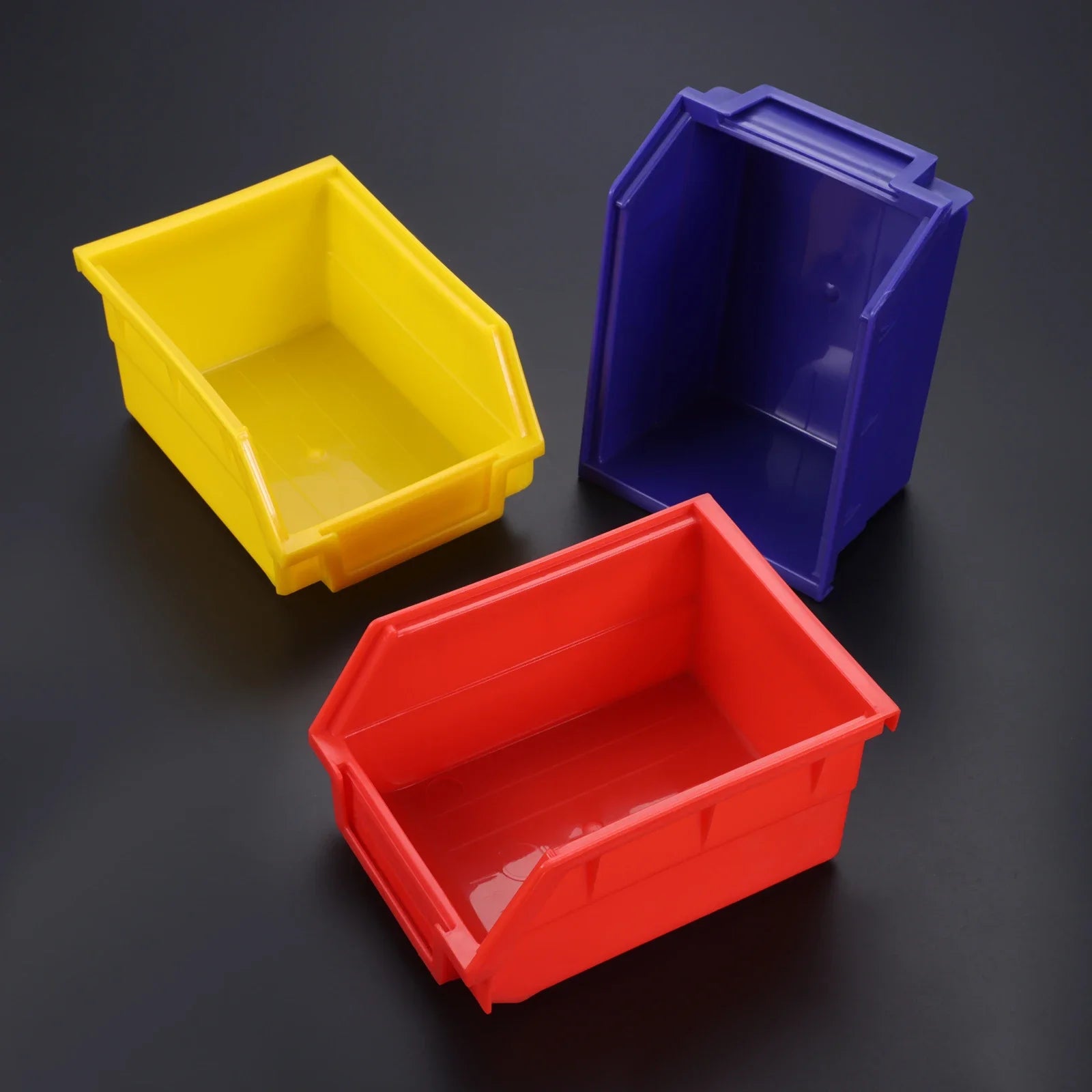 Boîtes empilables de différentes tailles pour garage