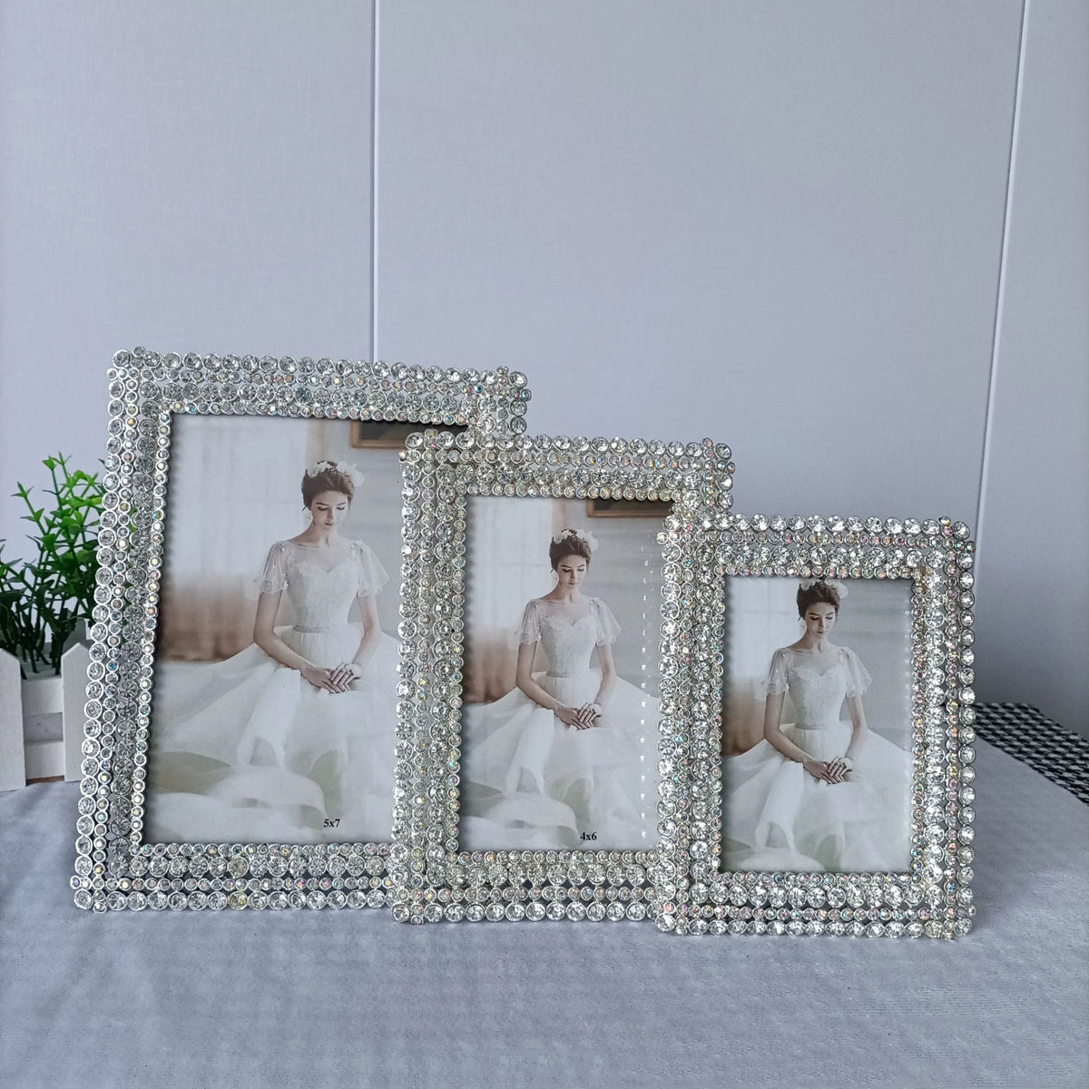 Cadre photo métal brillant dans un salon élégant