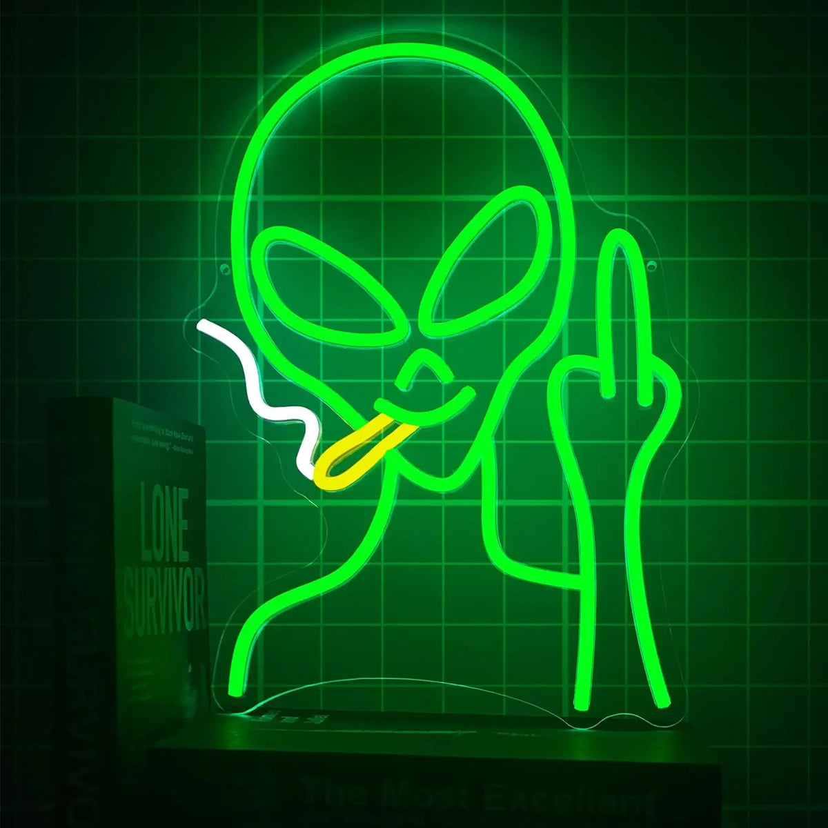 Enseigne lumineuse extraterrestre dorée dans salle de jeux