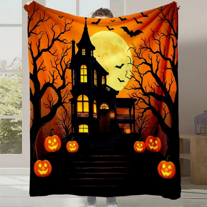Une mystérieuse maison hantée se profile dans la nuit d'Halloween, entourée de citrouilles illuminées et de silhouettes d'arbres noirs sur un fond orange vif.