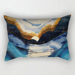 Taie d'oreiller design multicolore sur lit blanc