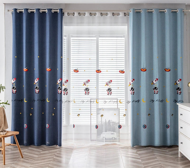 Rideaux design pour chambre d'enfant avec motifs spatiaux et astronautes. Deux panneaux, l'un bleu foncé et l'autre bleu clair, ajoutent une touche ludique et moderne à la décoration intérieure. Idéal pour créer une ambiance cosmique et imaginative dans la chambre des enfants. Parfaits pour contrôler la luminosité et ajouter une décoration unique.