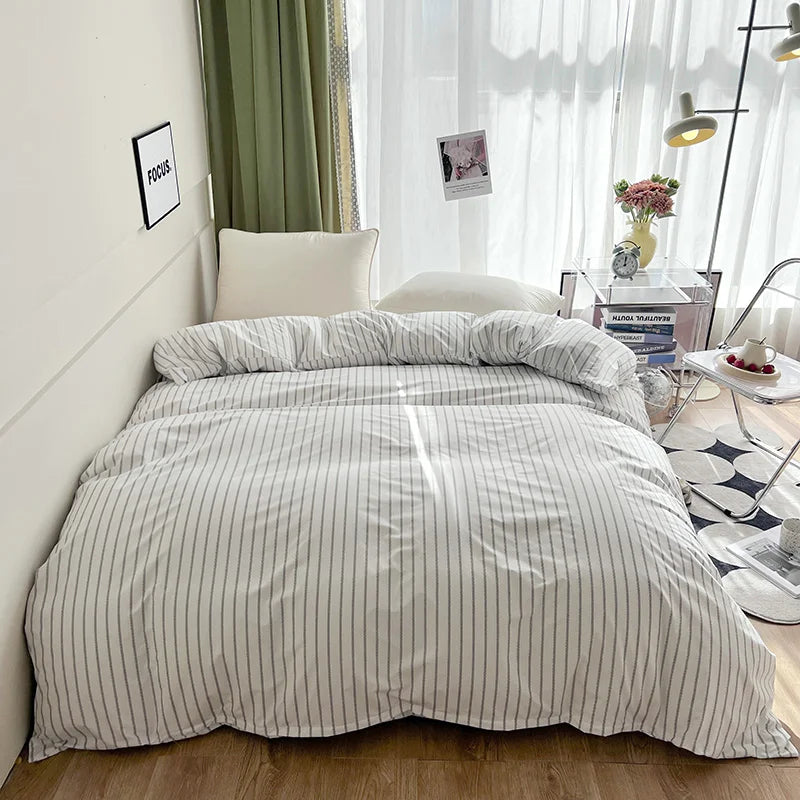Housse de couette rayures gris clair dans une chambre moderne