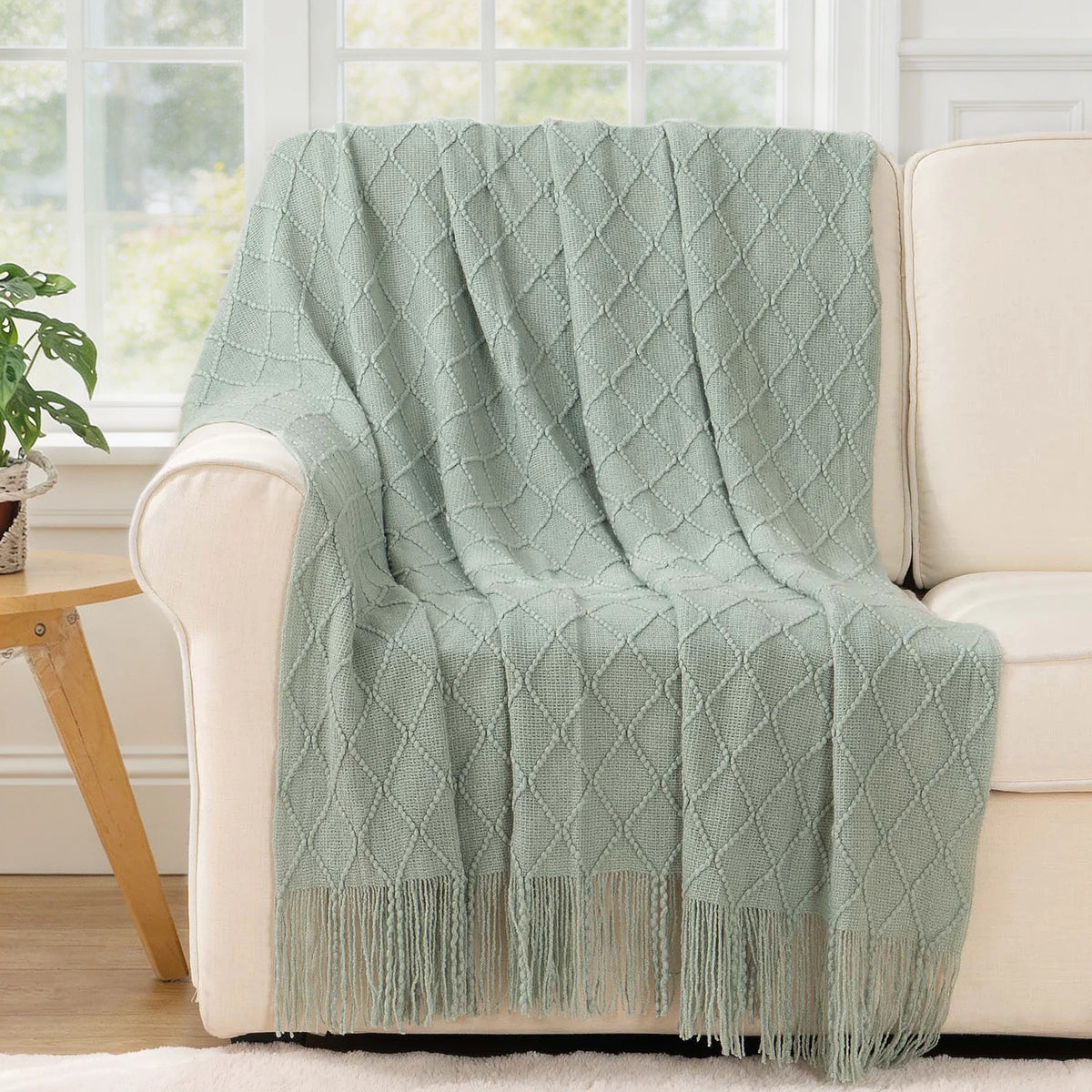 Couvre-lit vert plié sur chaise