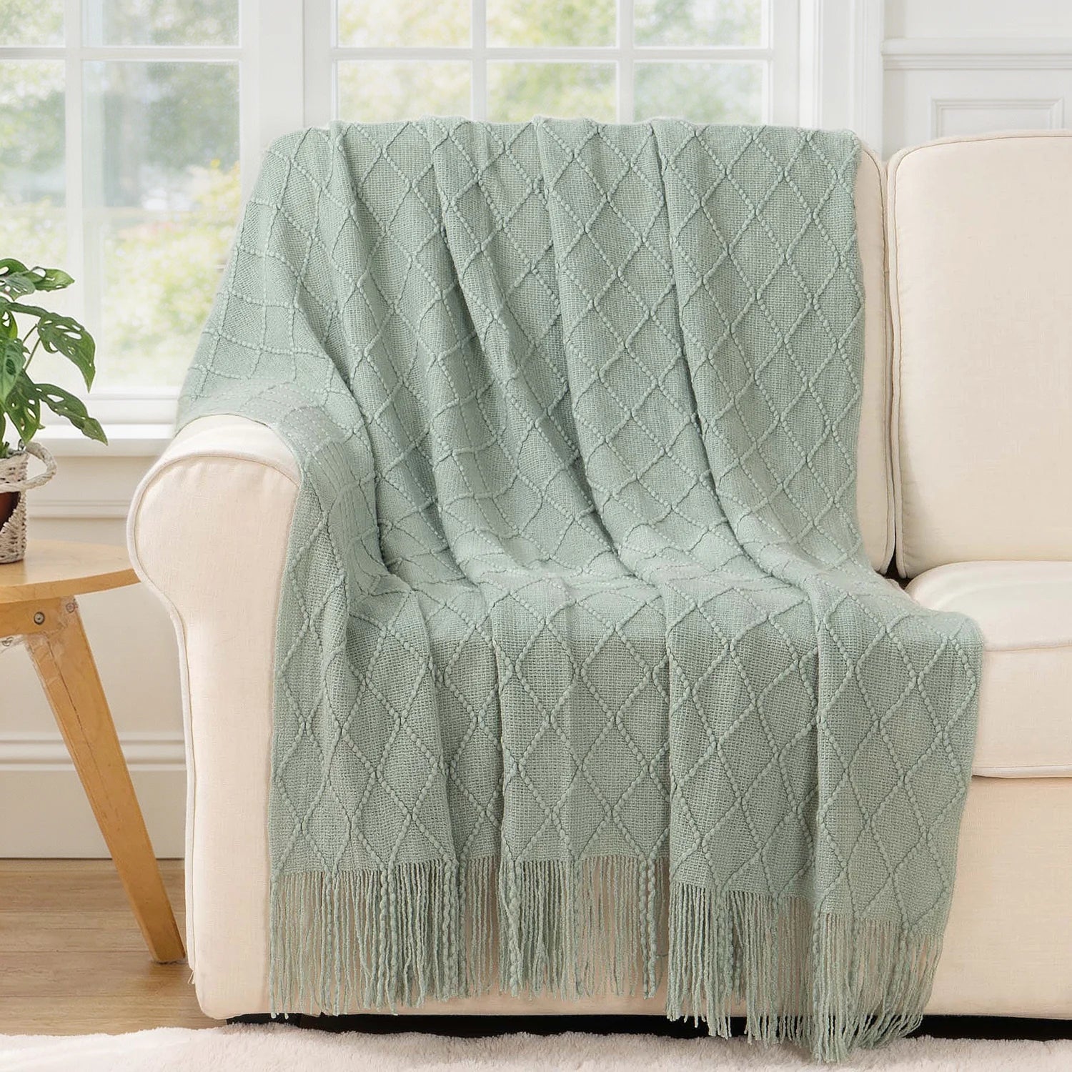 Couvre-lit vert plié sur chaise