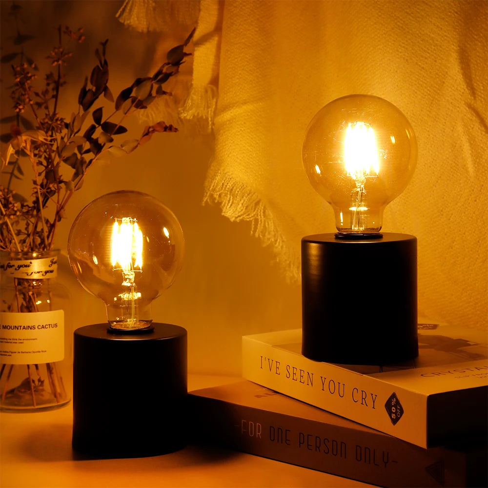 Lampe de table noire sans fil sur table de chevet