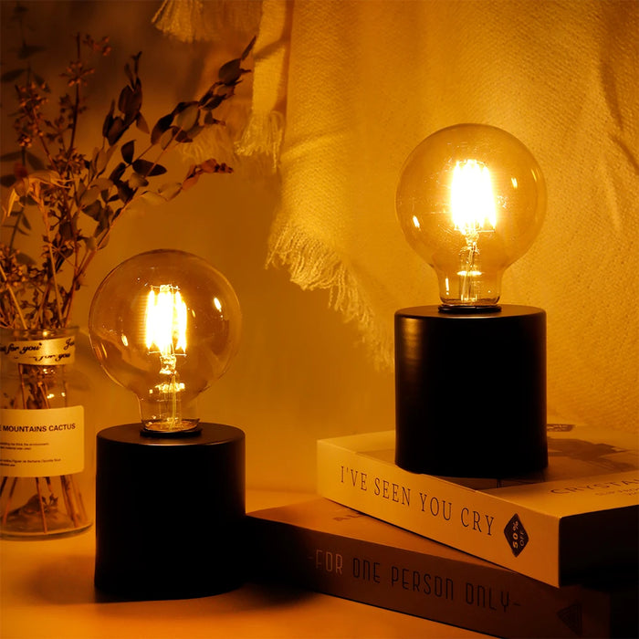 Lampe de table noire sans fil sur table de chevet