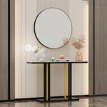 Un miroir rond élégant avec un cadre noir, placé au-dessus d'un meuble console moderne avec des éléments décoratifs, dans un intérieur design avec des motifs verticaux sur les murs.