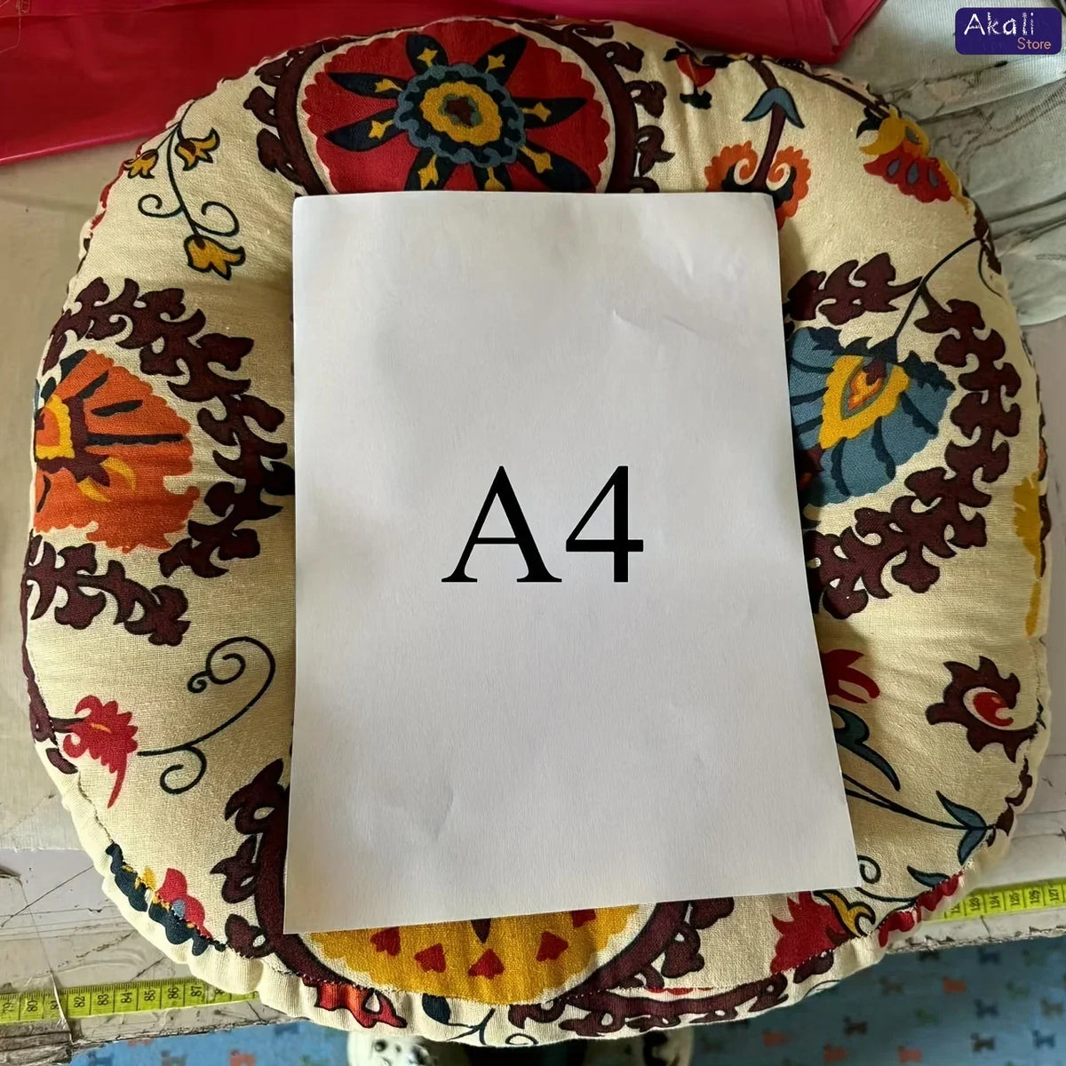 Vue de dessus du coussin rond de sol, montrant sa forme ronde et son remplissage confortable