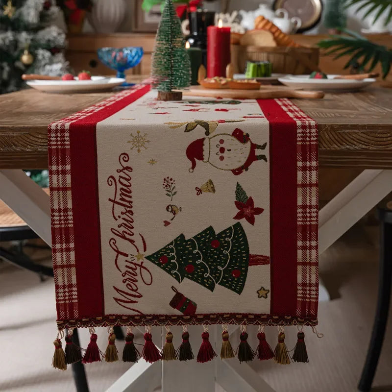 Un chemin de table de Noël décoré d'un motif de sapin de Noël et de figurines de Noël sur un fond bois.