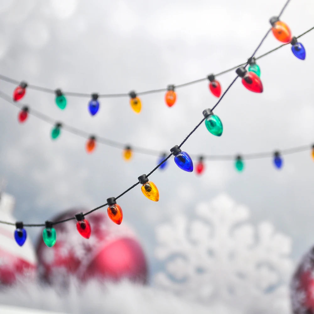 Guirlande lumineuse enroulee sur une rampe d'escalier pour ambiance festive