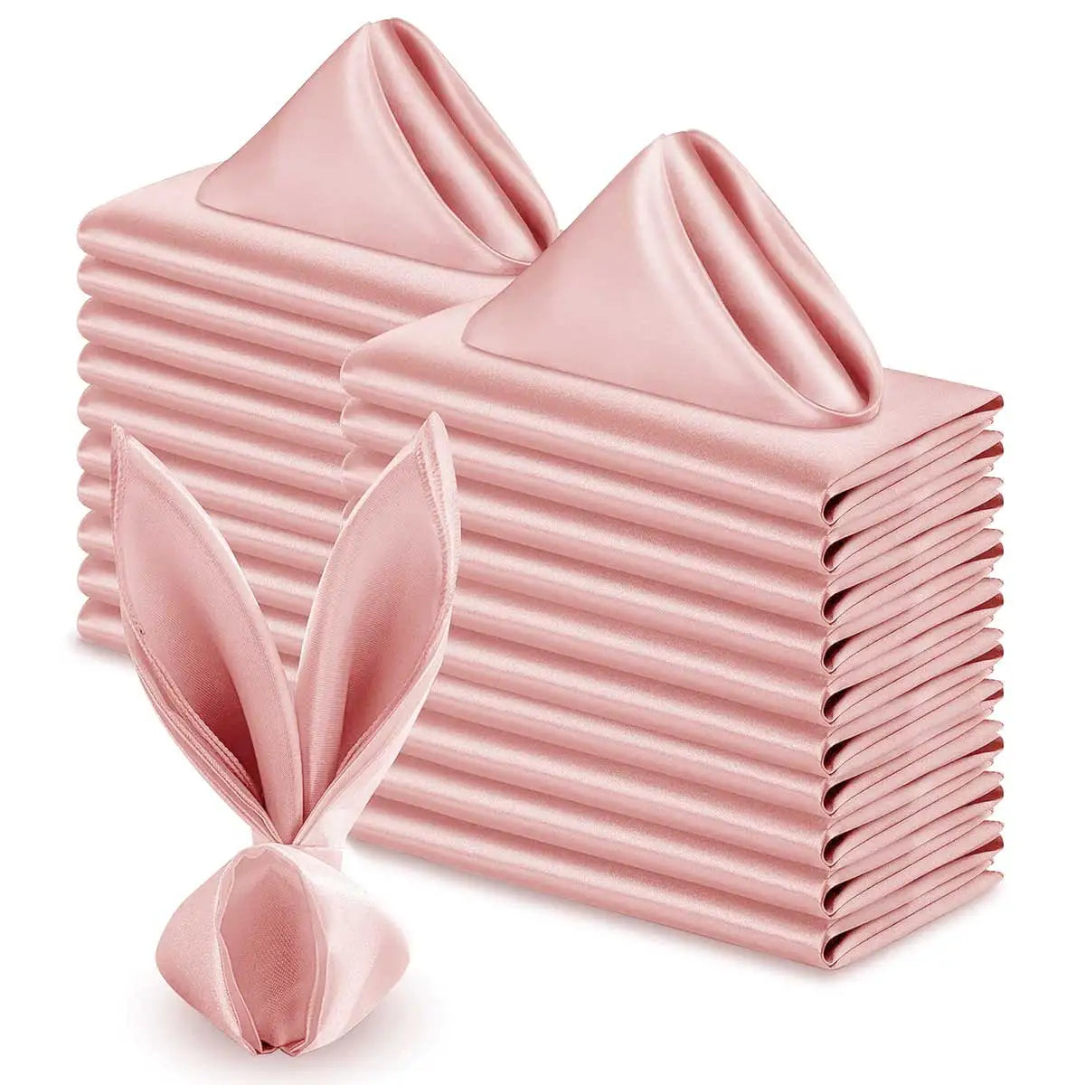 Ensemble de serviettes de table pliées en forme de triangles roses, disposées avec soin les unes sur les autres, créant une image élégante et harmonieuse.