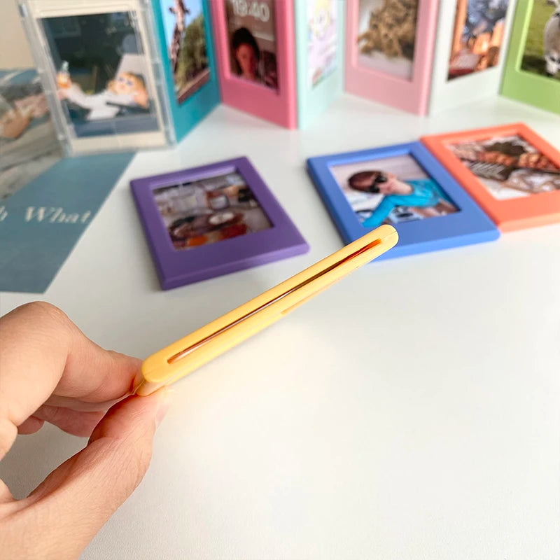Cadre photo magnétique orange ajoutant une touche de couleur vive