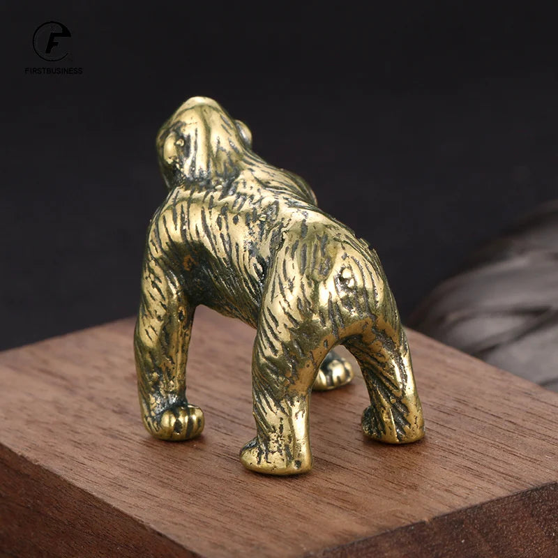 Comparaison de taille de la statue de gorille miniature