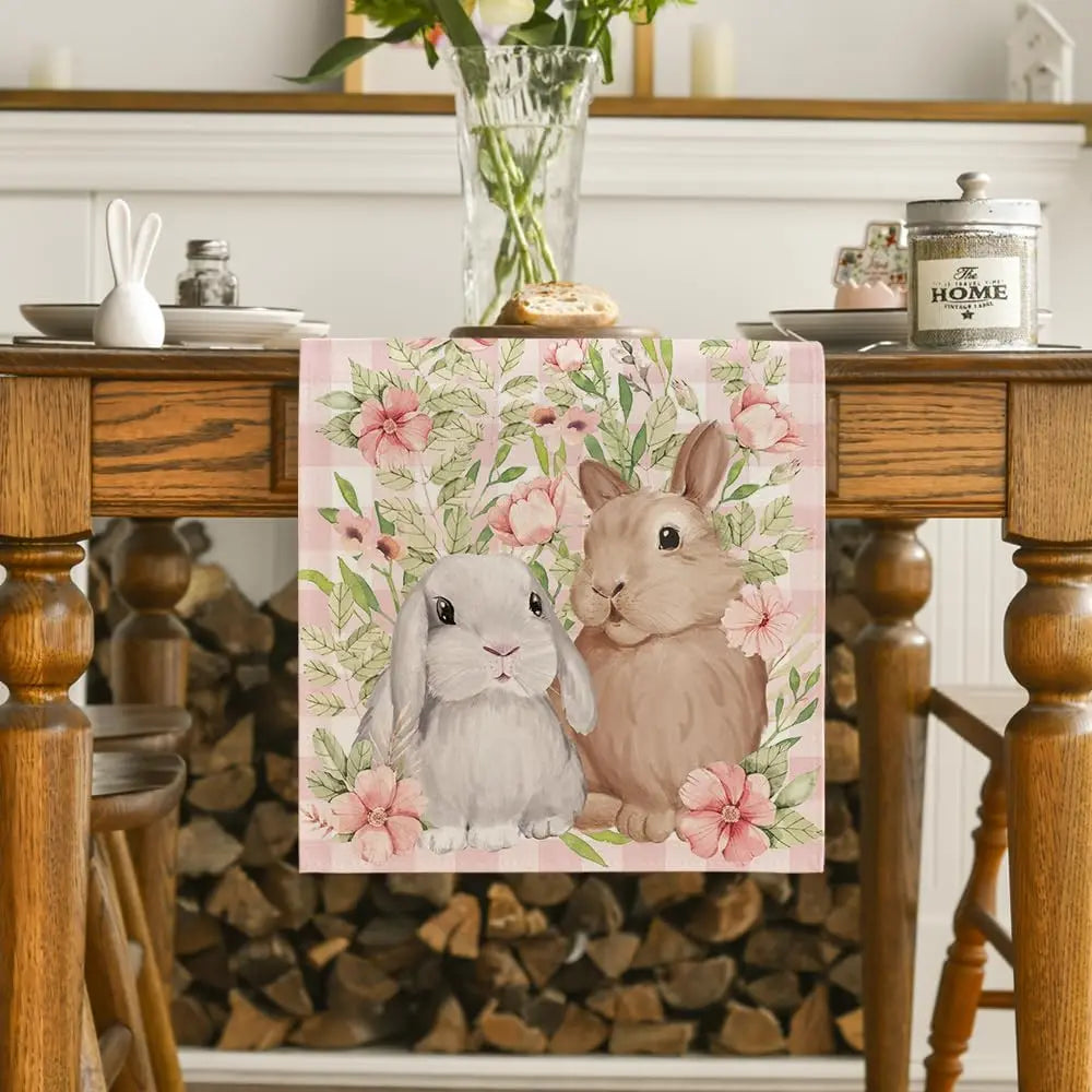Cette image montre deux lapins mignons posés dans un cadre floral avec des fleurs roses.