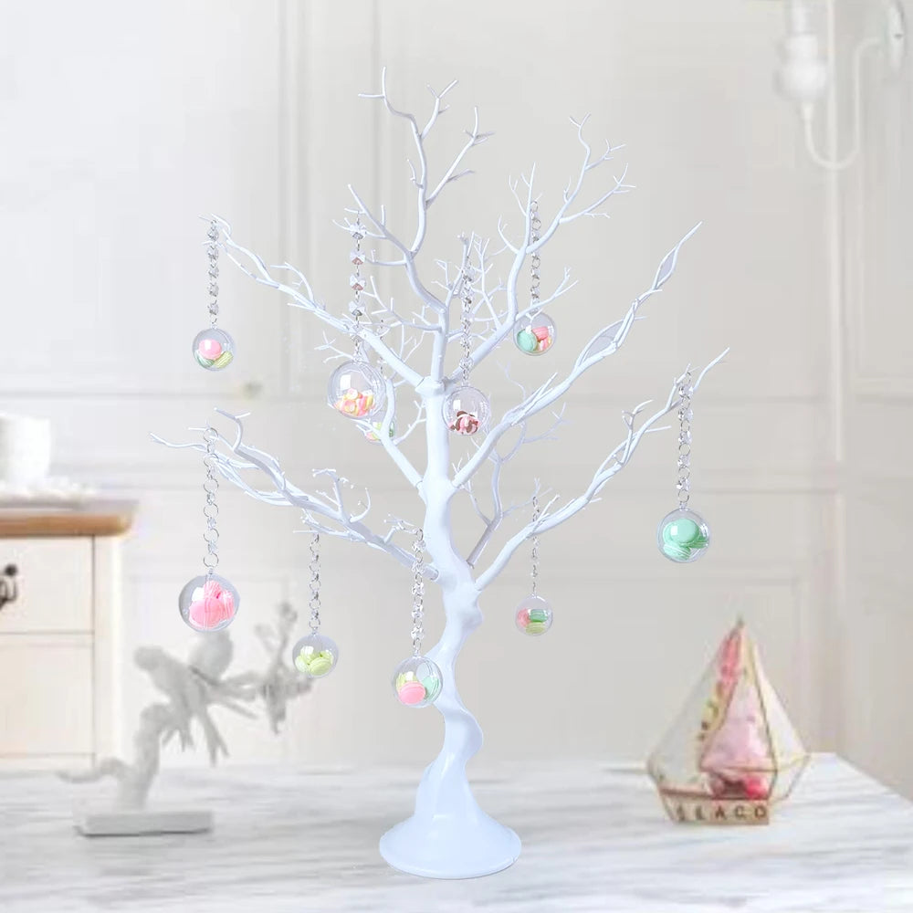 Sapin de Noël blanc et or de 72cm sur une table à gâteau décorée