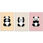 Trois affiches mignons avec des pandas sur fond à pois.