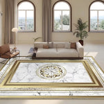 Magnifique salon contemporain avec de grandes fenêtres en arc offrant une vue panoramique sur l'extérieur, un canapé blanc confortable et un élégant tapis décoratif en marbre blanc et dorure.