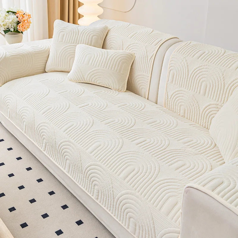 Un canapé élégant et douillet avec des motifs texturés créant un style contemporain et raffiné dans un intérieur lumineux.