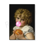 Une jeune fille bouclée avec des cheveux blonds souffle une bulle de chewing-gum tout en tenant une orange.