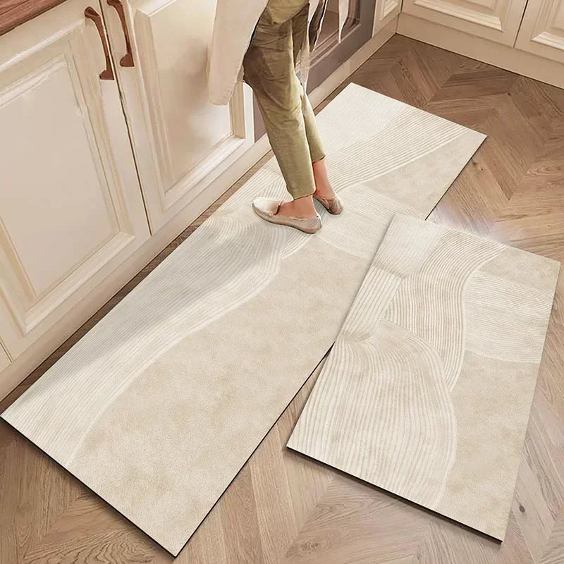 Chaussures beiges et carrelage en bois foncé dans une pièce élégante avec des meubles en bois.