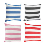 Coussin décoratif bleu sur canapé d'extérieur