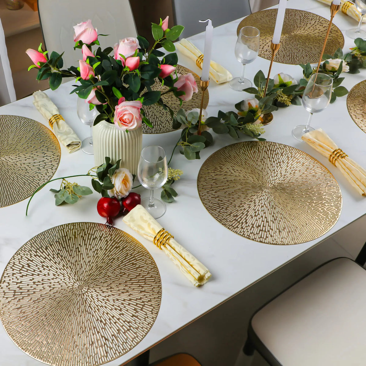 Détail du set de table doré antidérapant et résistant à la chaleur
