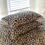 Détail du motif léopard géométrique sur le tissu doux