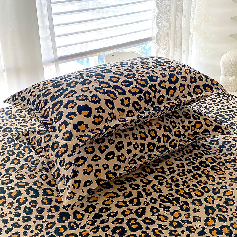 Détail du motif léopard géométrique sur le tissu doux