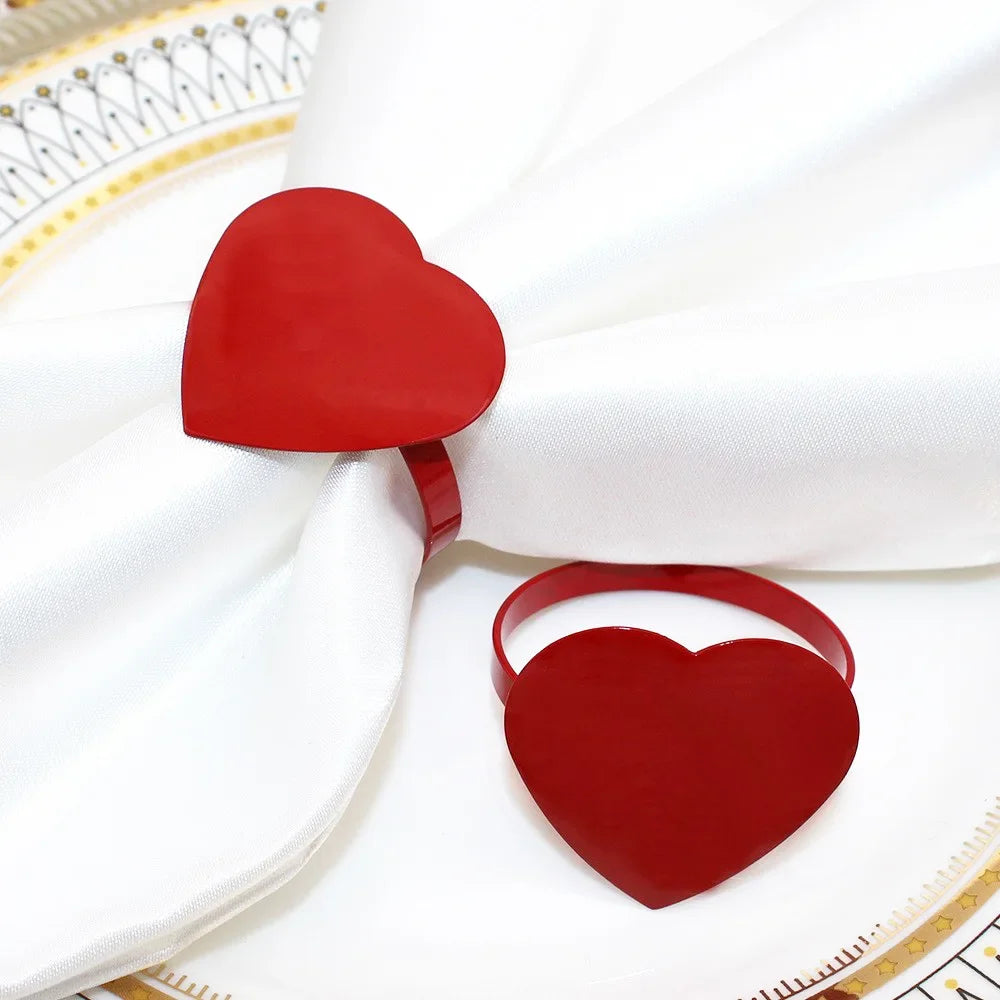 Rond de serviette cœur rouge sur serviette blanche