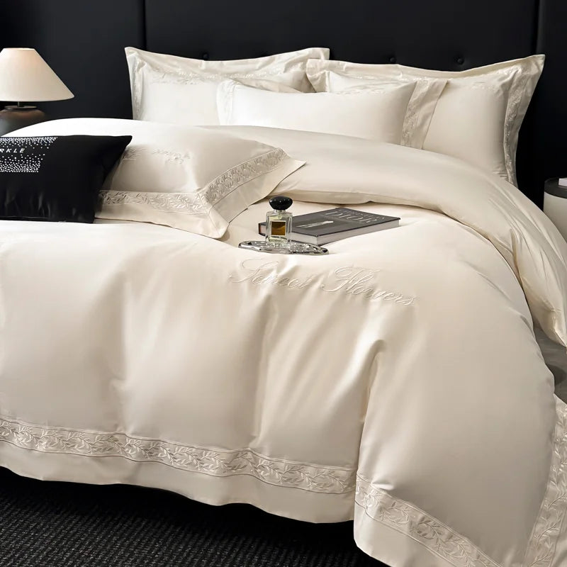 Parure de lit beige 4 pièces pliée montrant housse et taies