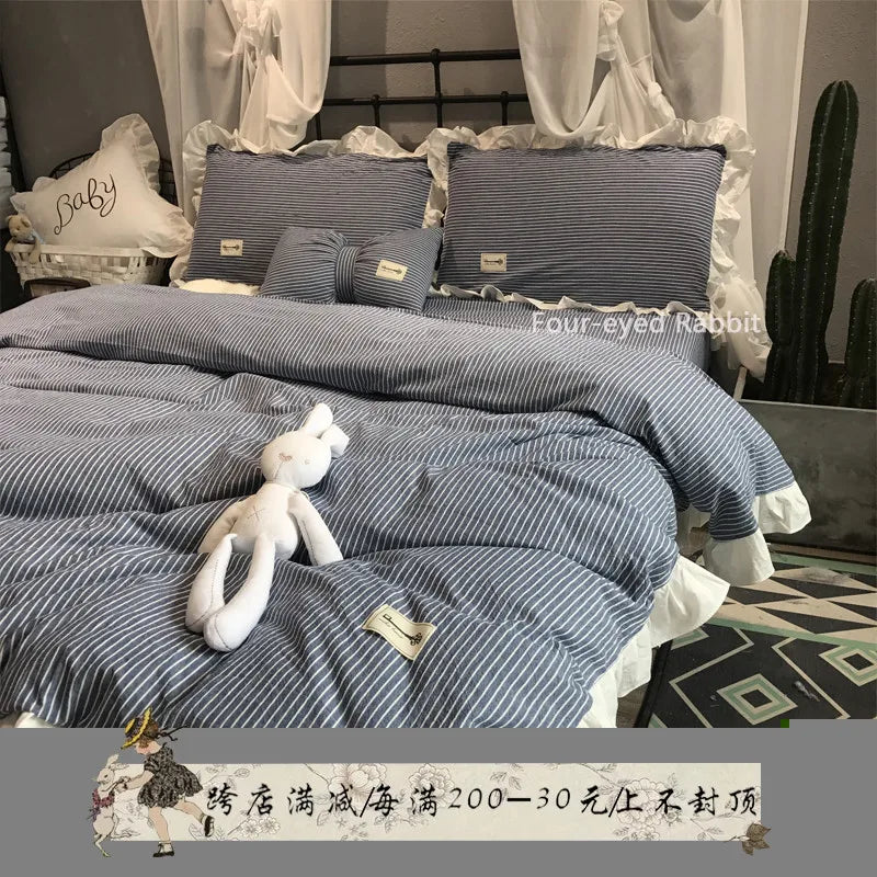Housse de couette en coton gaze a rayures verticales sur un lit