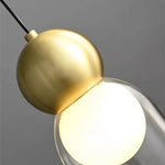 Détail du verre et du laiton de la lampe suspendue grise