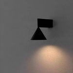 Détail de l'applique murale design italien avec abat-jour conique en argent