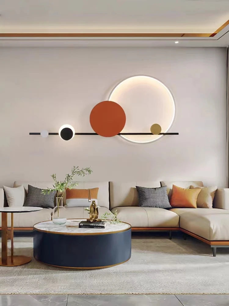 Applique murale LED art déco rouge dans un salon moderne