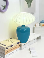 Lampadaire vintage avec abat-jour rouge dans un salon cosy