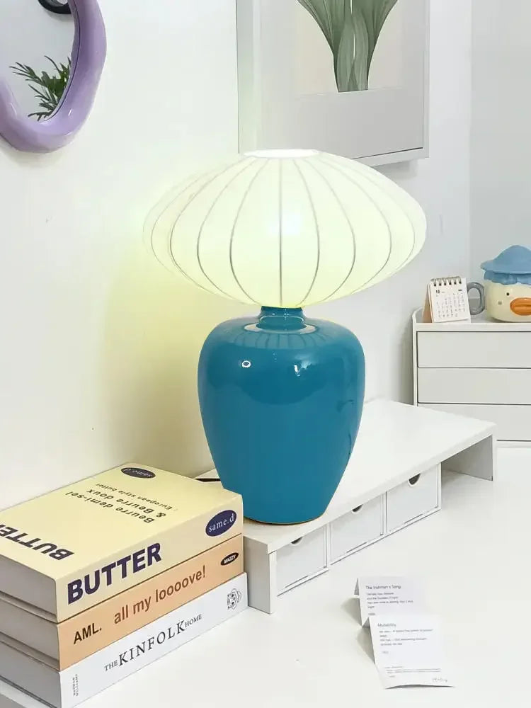 Lampadaire vintage avec abat-jour rouge dans un salon cosy