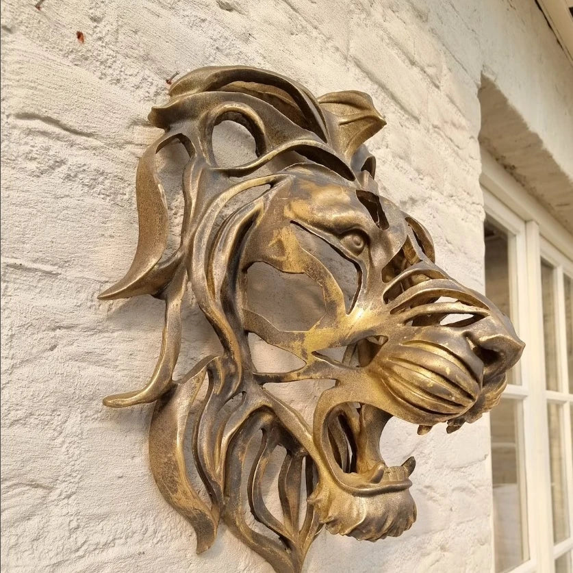 Tête de lion murale en résine dorée vue de face sur fond blanc