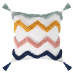 Oreiller décoratif blanc orné de motifs en zigzag dans des tons de gris, rose et bleu marine avec des pompons assortis.