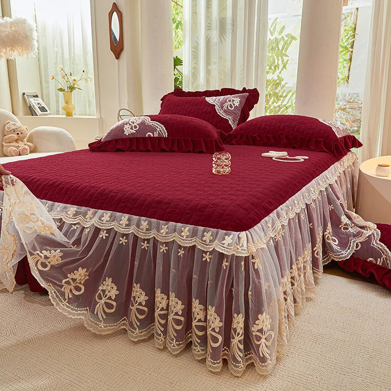 Parure de lit bordeaux texture velours gros plan