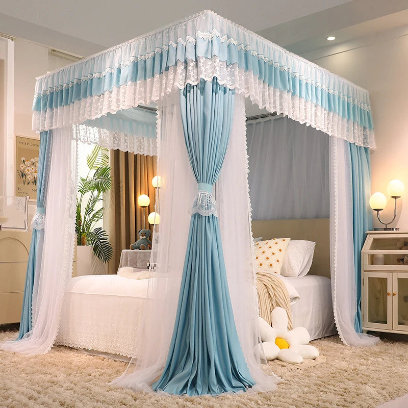 Une chambre à coucher confortable et luxueuse avec un grand lit à baldaquin aux rideaux bleus et blancs.