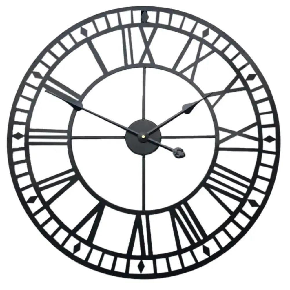 Horloge murale squelette accrochée dans un salon moderne